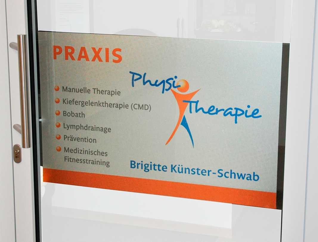 Innenwerbung Praxis-Tür | Physio Künster-Schwab